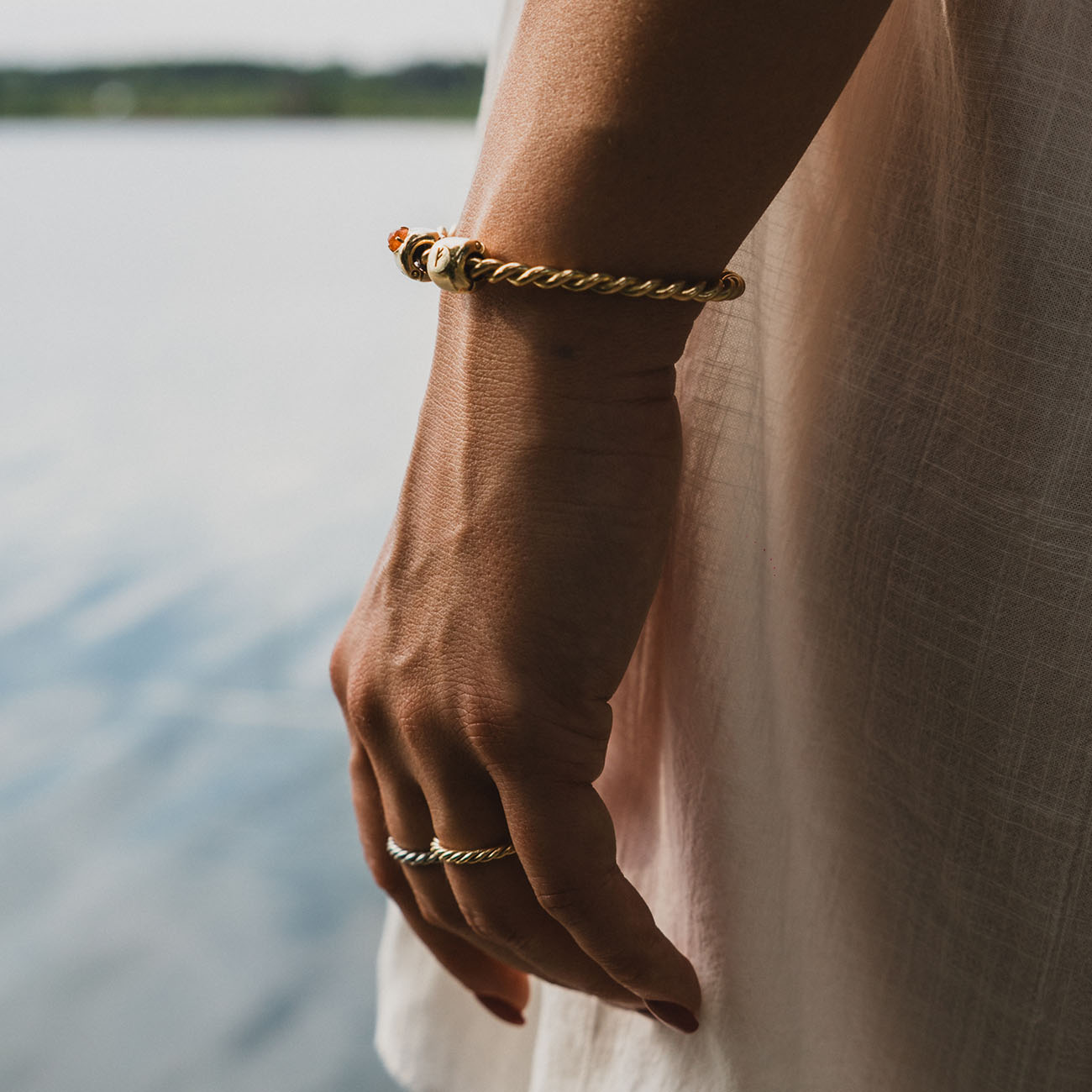 Farmecul cu runa Fehu (ᚠ) placat cu aur - amuleta abundenței și succesului - alamă